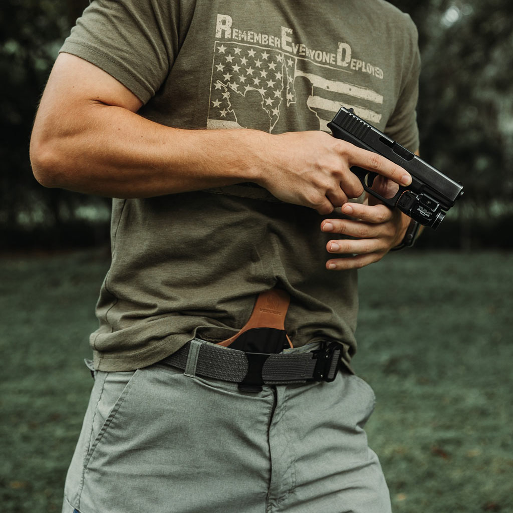 https://www.vedderholsters.com/content/img/lifestyle-images/RapidTuck-2.jpg