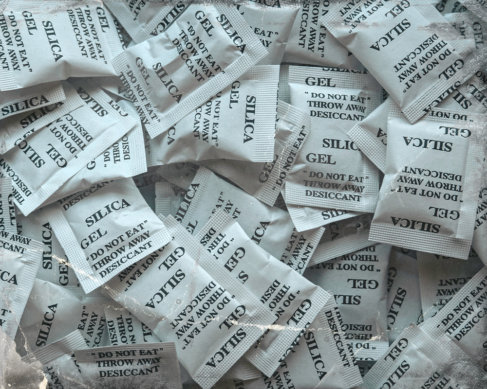 A bunch of silica gel packs